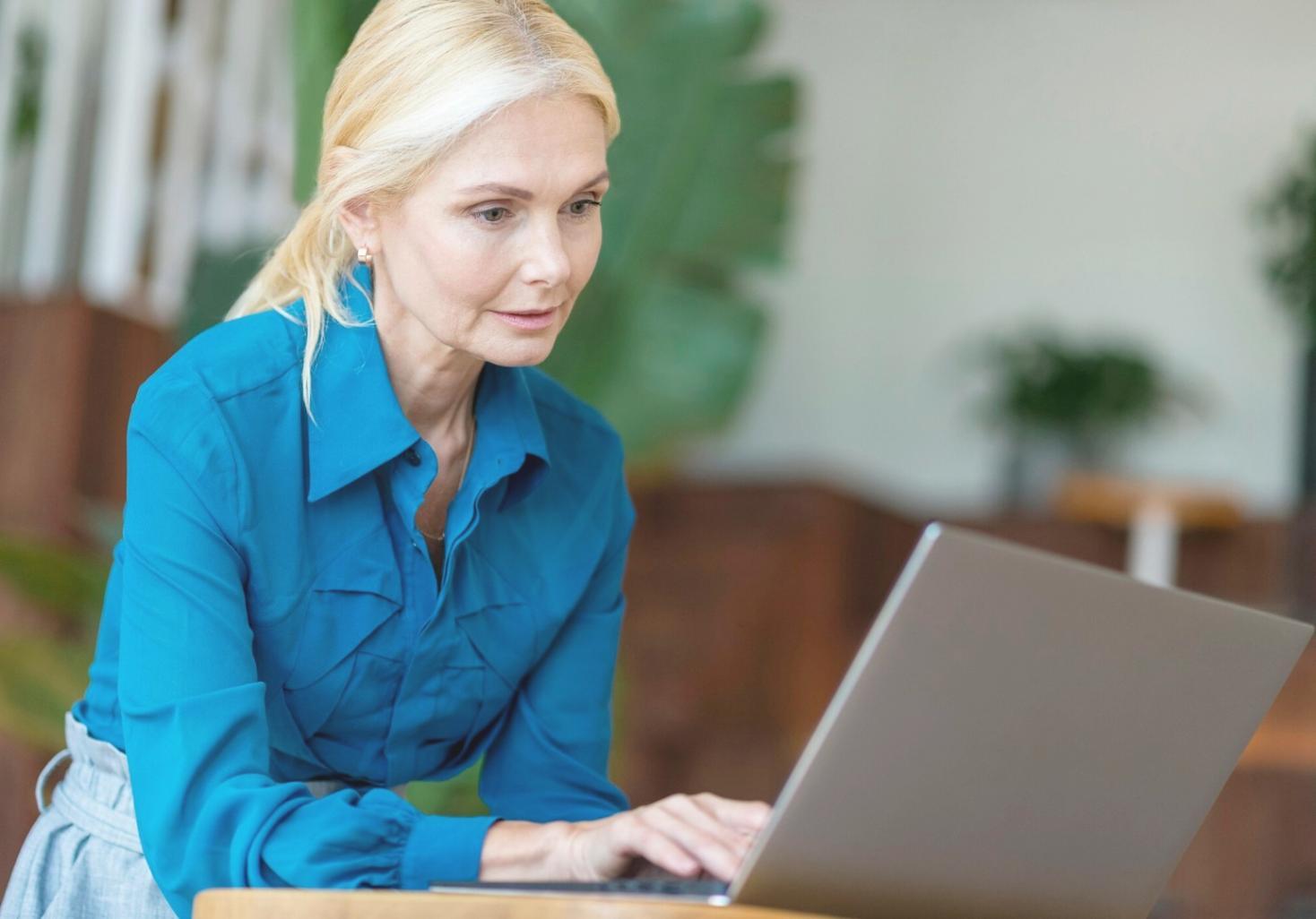 Persona trabajando en planificación financiera